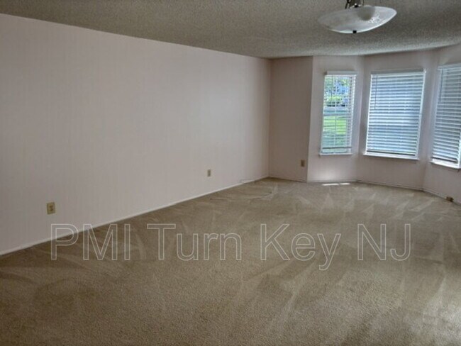 Building Photo - 133 Tulip Ln