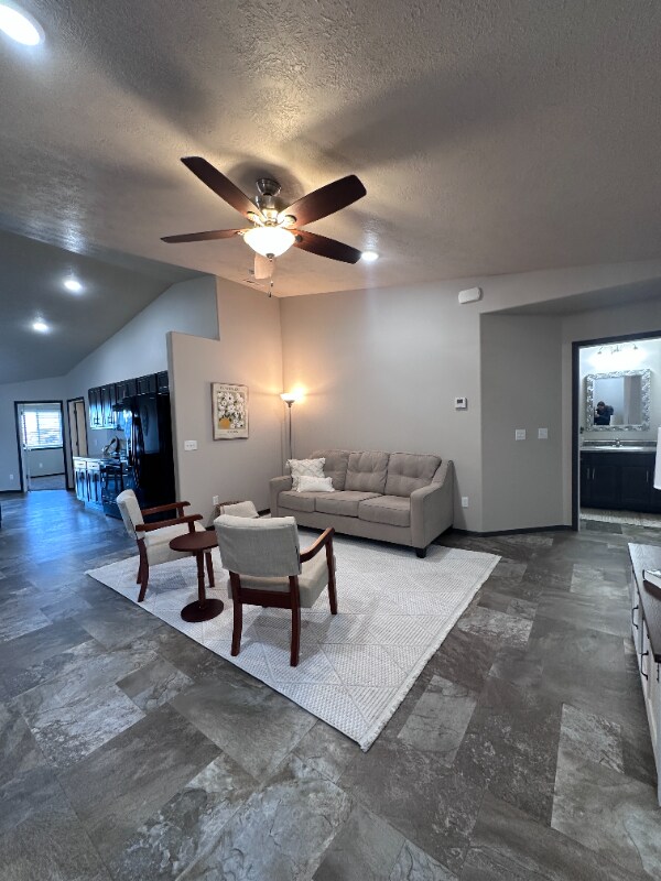 Foto del edificio - 744 Justus Ave