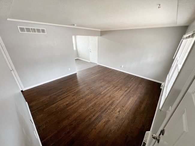 Building Photo - SEE IT NOW: Charming 3-Bedroom Home in Grandview!