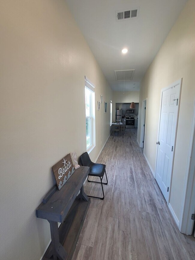 Building Photo - 2 Blocks From Seawall - 2 bed 1.5 bath