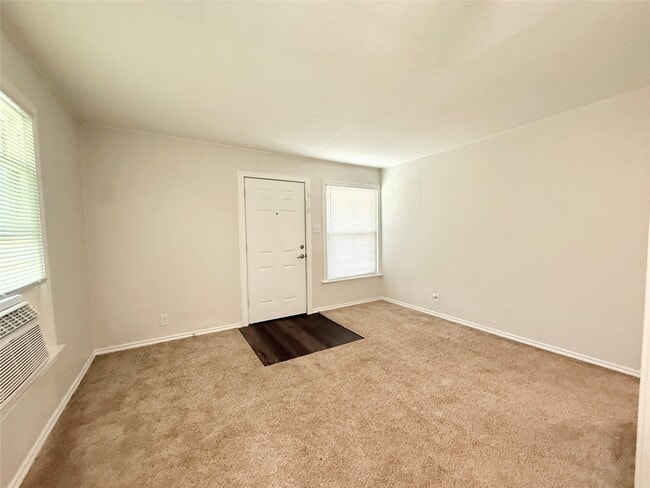 Building Photo - 117 Oak Dr