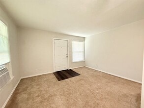 Building Photo - 117 Oak Dr