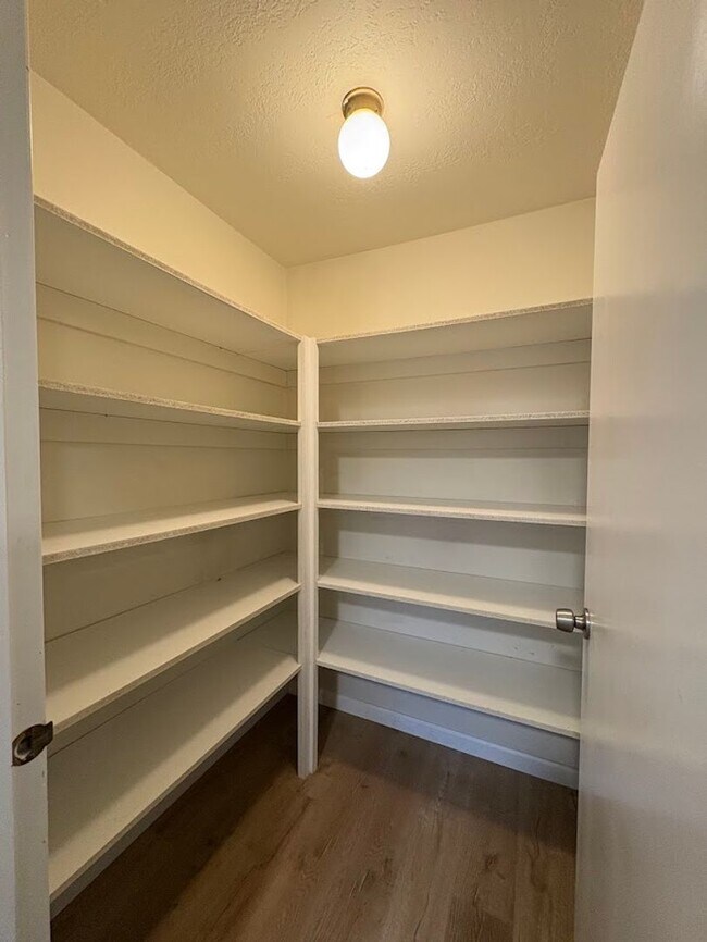 Building Photo - Beautiful and spacious 3 bedroom 2.5 bathroom townhome available for rent