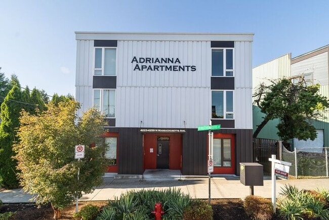 Foto del edificio - First Floor Front Facing Vibrant Stylish O...
