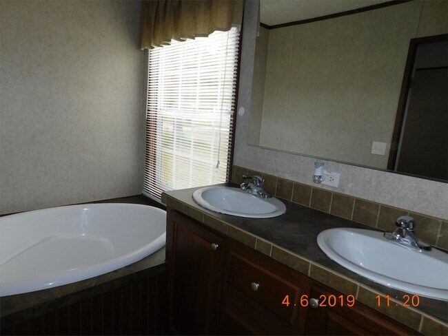 Building Photo - 2053 Longleaf Dr