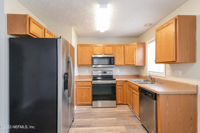 Foto del edificio - 12290 Versailles St