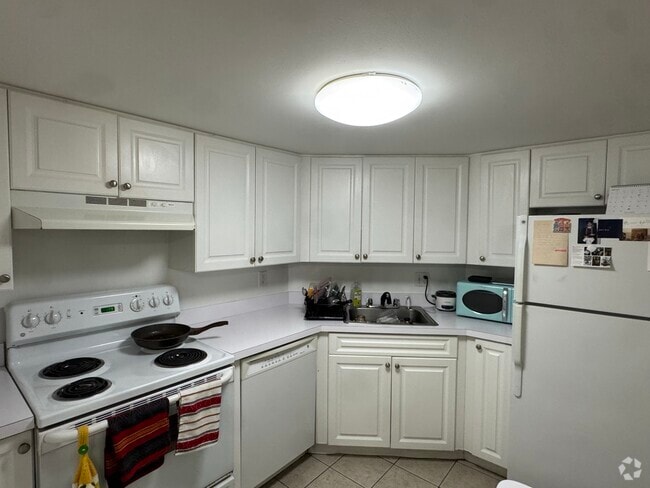 Building Photo - 1533 Beacon St