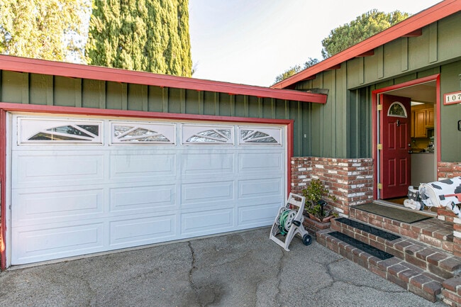 Building Photo - 10706 Rhodesia Ave