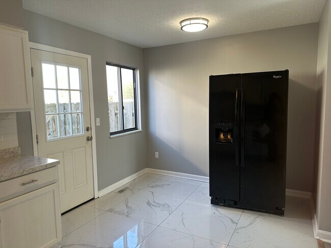 Foto del edificio - 7344 Fall Creek Ln