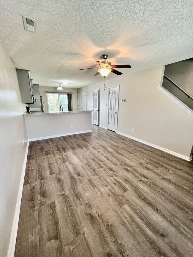 Foto del edificio - UPDATED Townhome in The GABLES!