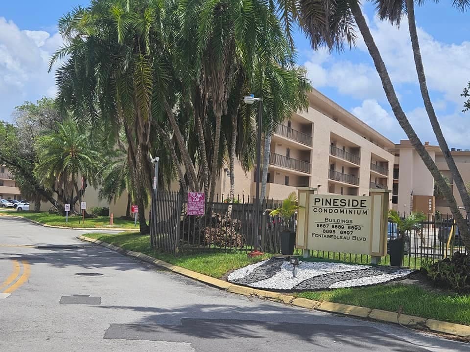 Primary Photo - 8889 Fontainebleau Blvd