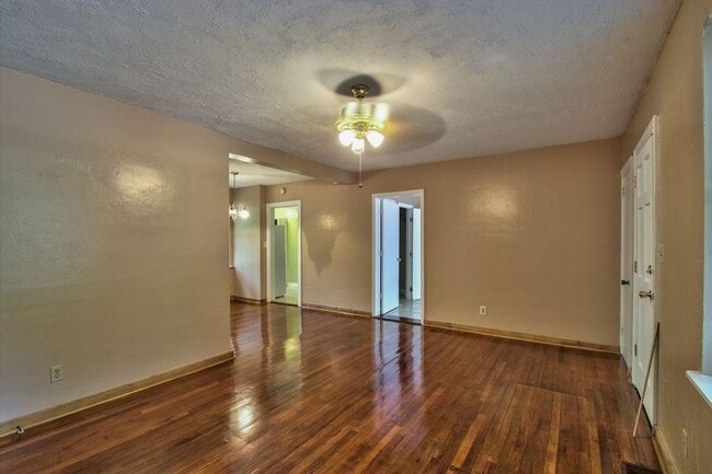 Building Photo - 408 E Magnolia Dr