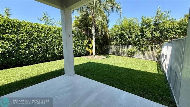 Building Photo - 522 Live Oak Ln