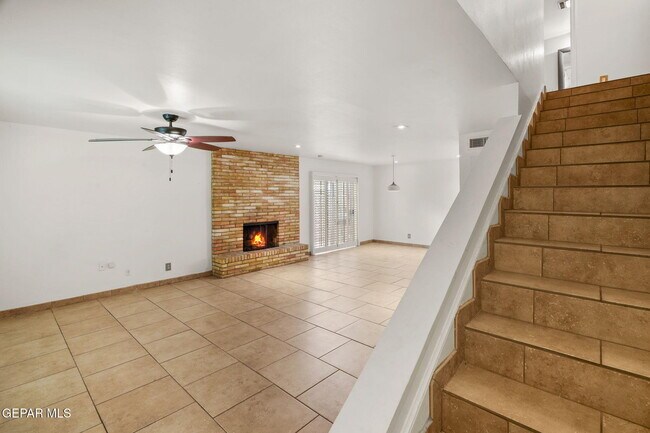 Building Photo - 350 Thunderbird Dr