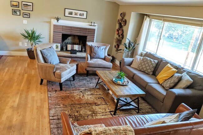 Building Photo - Executive Furnished 5 Bedroom /4 Bathroom ...