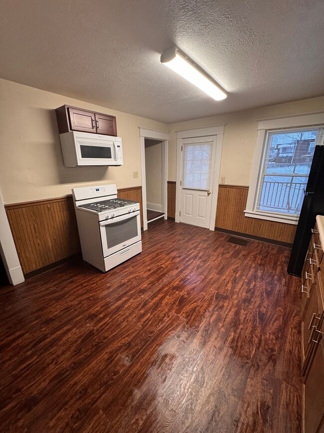 Building Photo - 100 Smithonsian St.