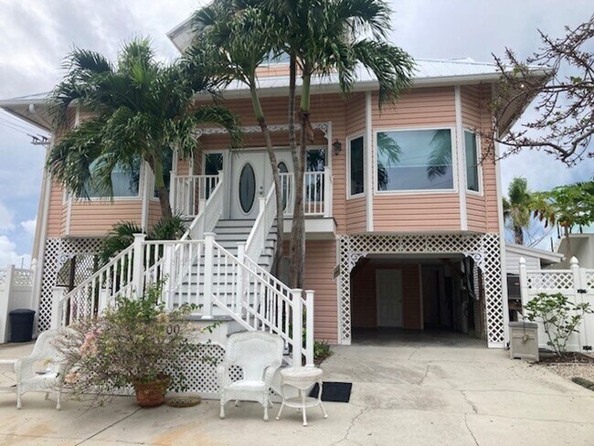 Building Photo - Family Friendly water front 3 Bedroom 3 ba...
