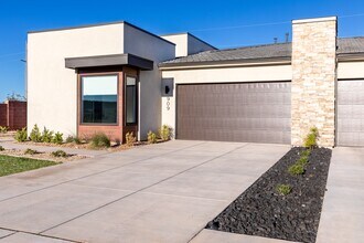 Building Photo - 2823 E Snowberry Dr