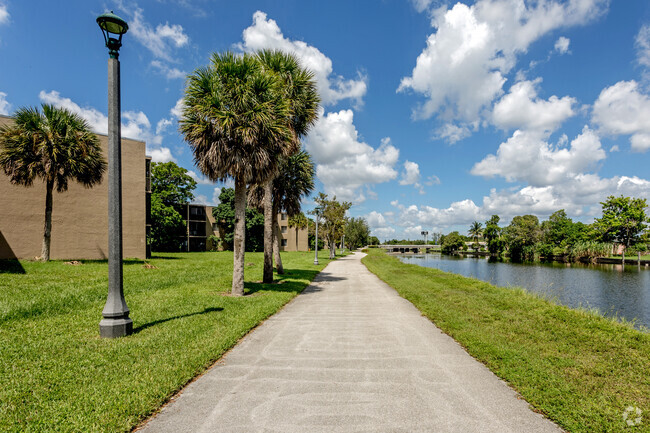 Walking Trail - Hawaiian Palms