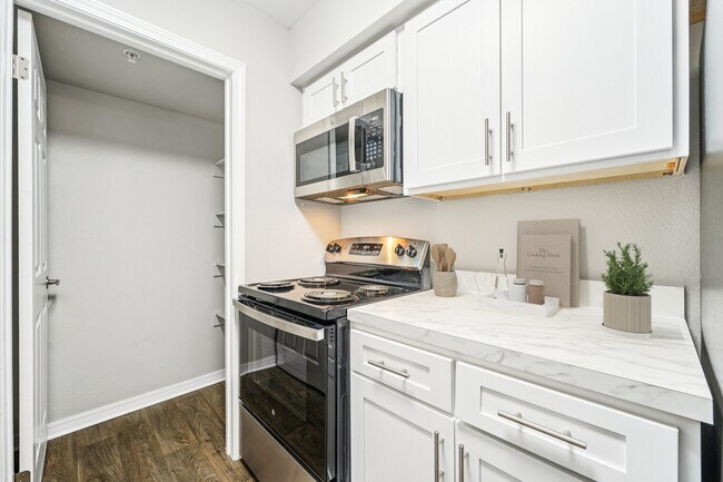 Foto del edificio - The Warwick Apartment Homes