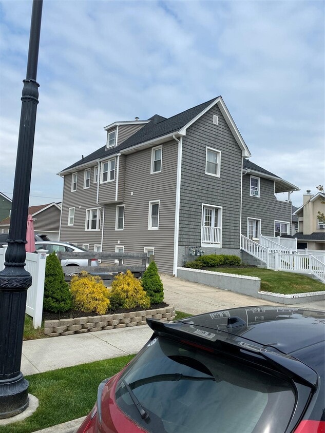 Primary Photo - 265 E Chester St