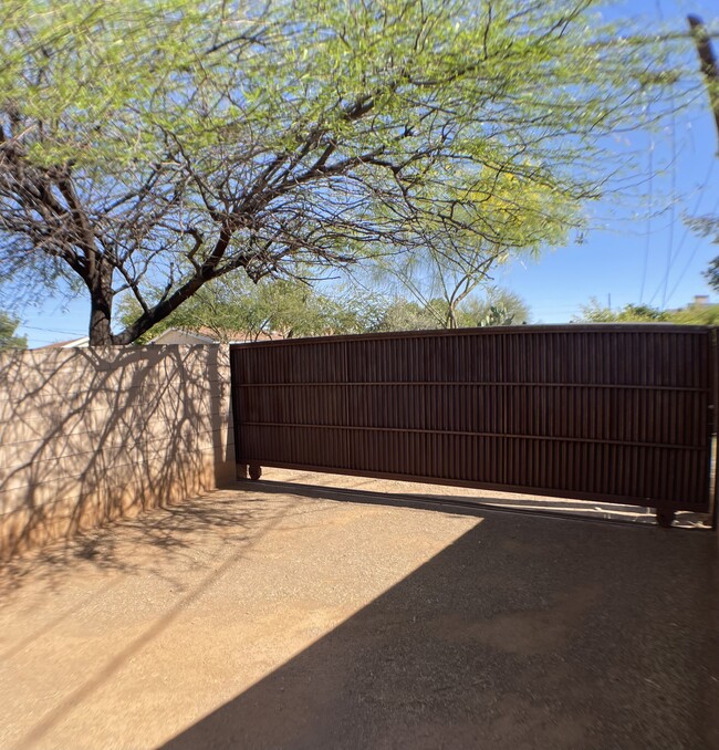 Private parking / Manual rolling gate - 1728 E Waverly St
