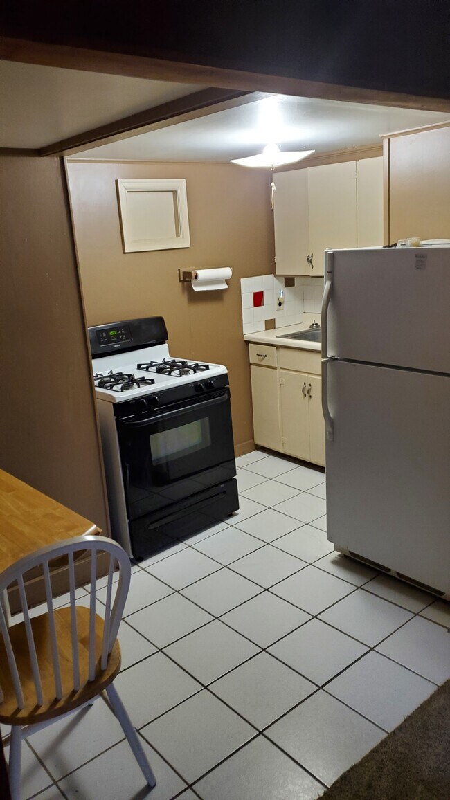 kitchen with gas stove - 423 4th St NW