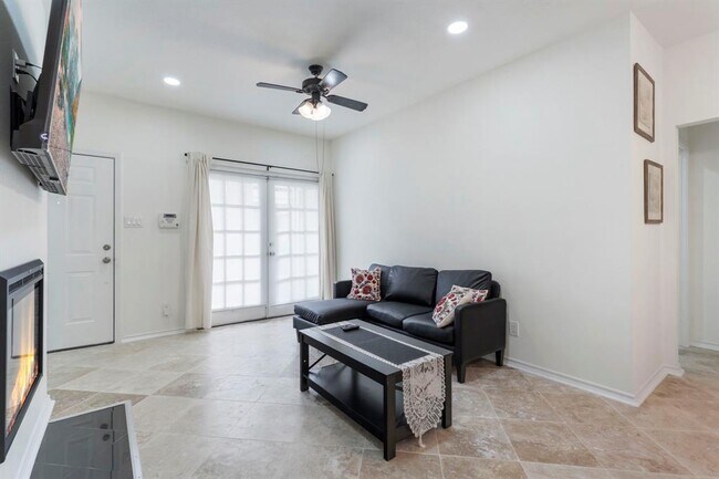 Building Photo - 2121 El Paseo St