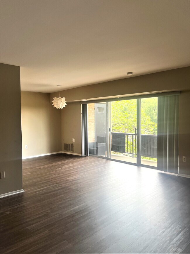 Sala de estar - 7811 Enola St