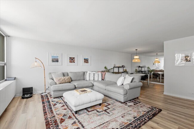 Foto del edificio - 2626 N Lakeview Ave