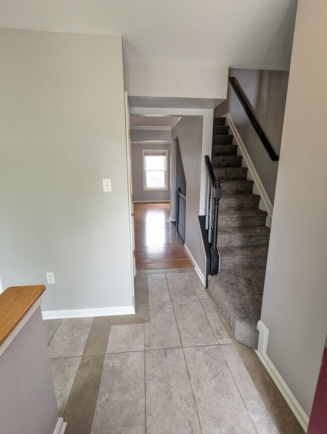 Building Photo - Beautifully maintained townhouse in Tuscar...