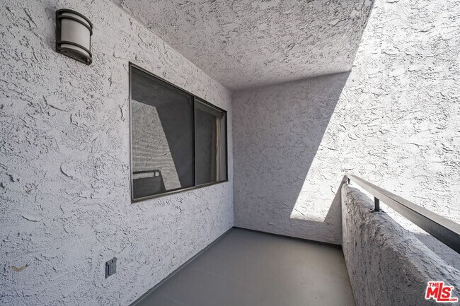 Building Photo - 10982 Roebling Ave