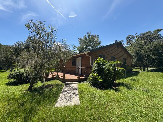 Foto del edificio - 2701 Holiday Woods Dr