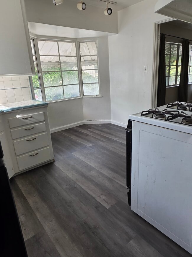 Building Photo - 545 W Hedges Ave