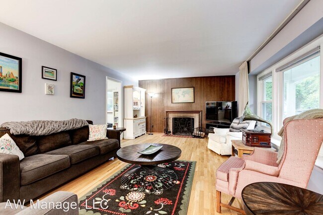 Building Photo - 4 br, 3.5 bath House - 12528 Montclair Drive