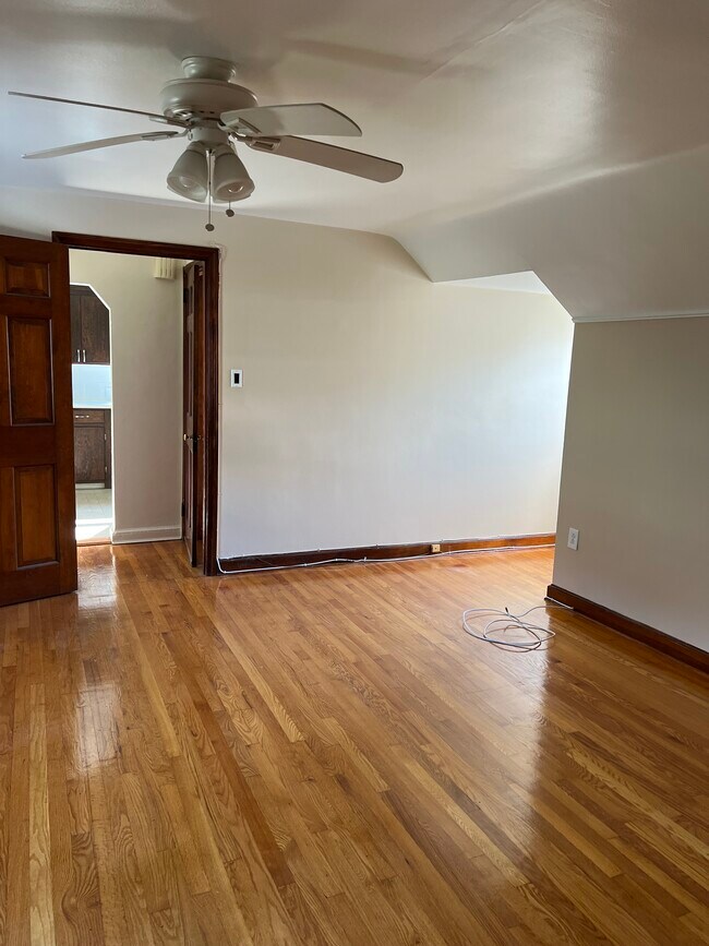 Sala de estar con vista a la entrada y la cocina. - 156 Maple St