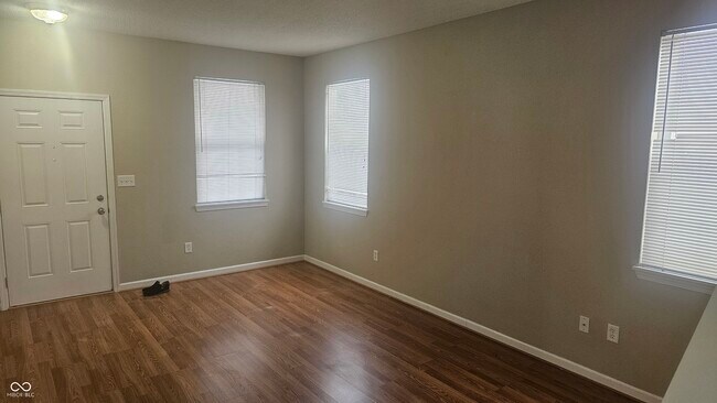 Foto del edificio - 15385 Dry Creek Rd