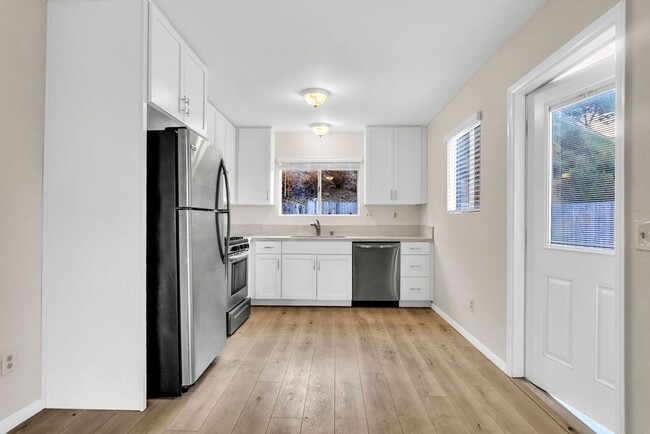 Building Photo - Detached home centrally located in Linda V...