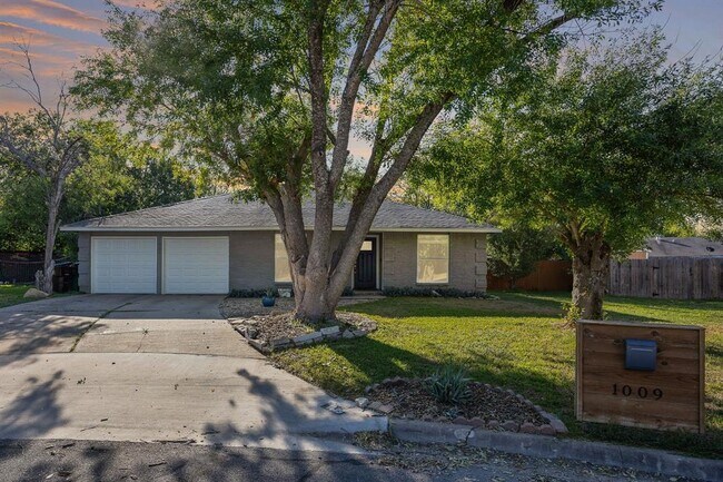 Building Photo - 1009 Rolling Green Cir