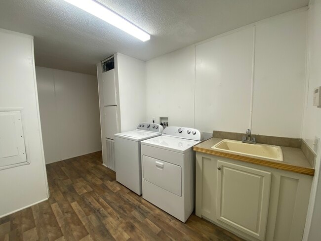 Building Photo - 461 Crewlake Loop