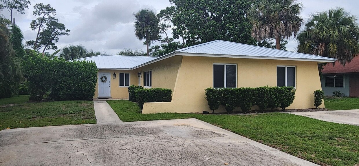 Primary Photo - 9077 W Highland Pines Blvd