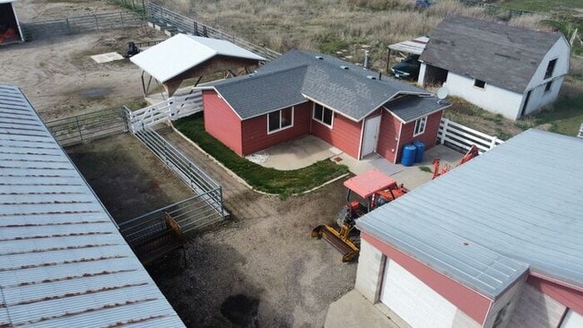 Building Photo - 1 bedroom 1 bath- Home All utilities included. Pet Friendly!