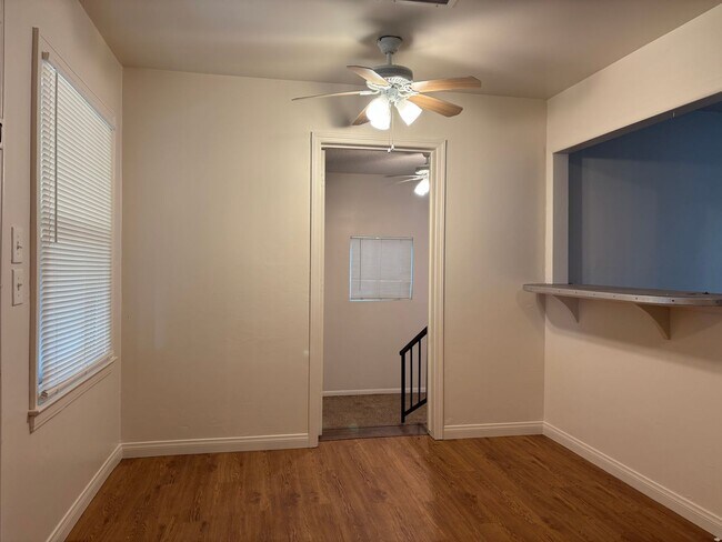 Foto del edificio - Central North home with big backyard, dual pane windows & more!