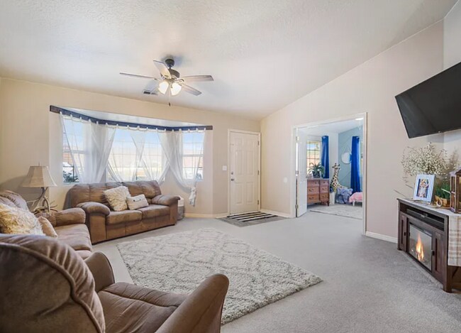 Foto del edificio - Charming 3 Townhome Close to Shopping