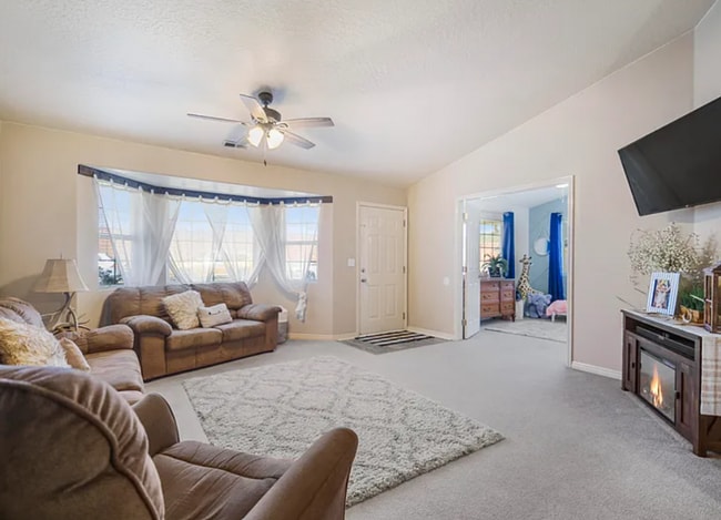 Building Photo - Charming Townhome Close to Shopping and Hospital