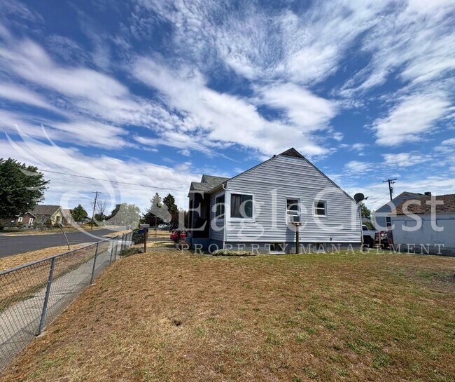 Foto del edificio - Charming 2-Bedroom Home with Modern Finishes & Fenced Yard