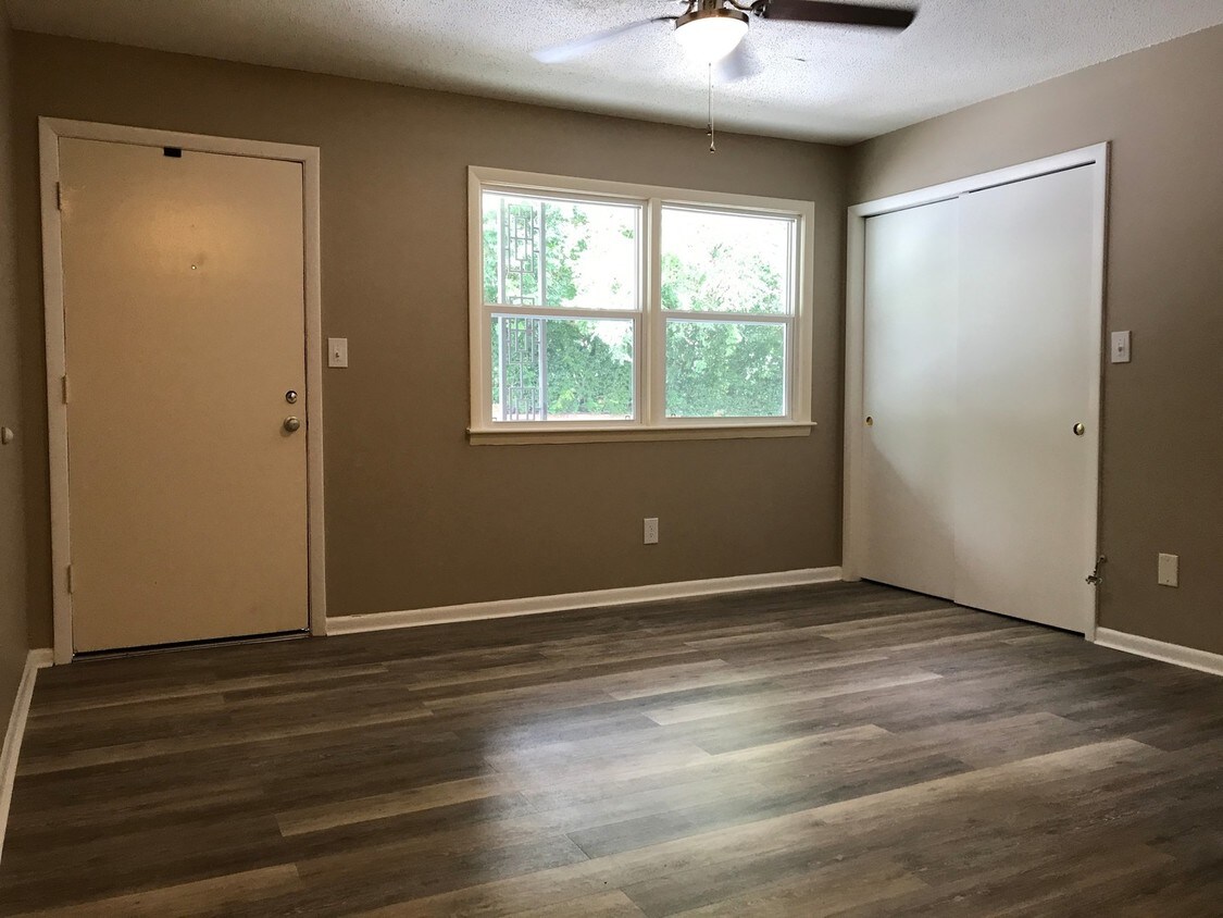 412 Oakridge Ave, Fayetteville, NC 28305 Apartments in Fayetteville, NC