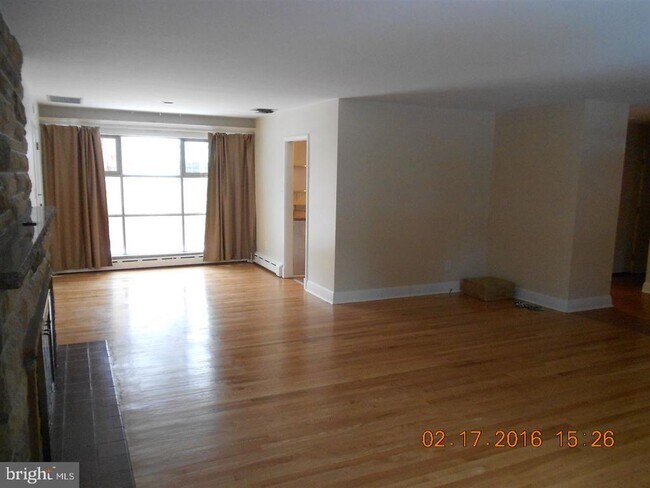 Foto del edificio - 2900 Maple Rd