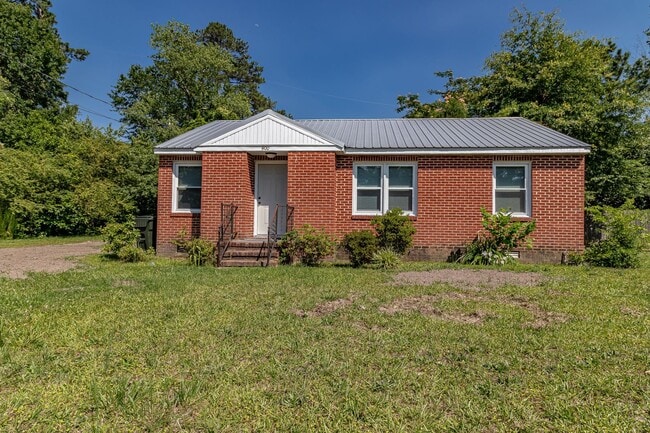 Foto del edificio - 3 BR | 1 BA Brick Home in Goldsboro - just...