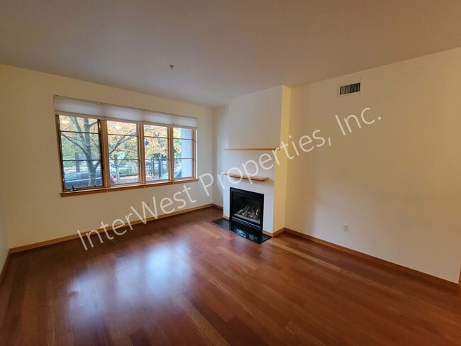 Building Photo - *1ST MONTH'S RENT FREE PROMO & NO HOA MOVE IN/OUT FEE'S* 1 BD PEARL DISTRICT CONDO W/FIREPLACE, G...